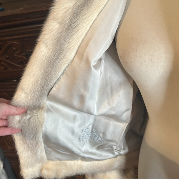 Vintage Real Silver Fox, hip length fur coat. Beautiful satin lining, fits a M/L - Picture 4 of 6